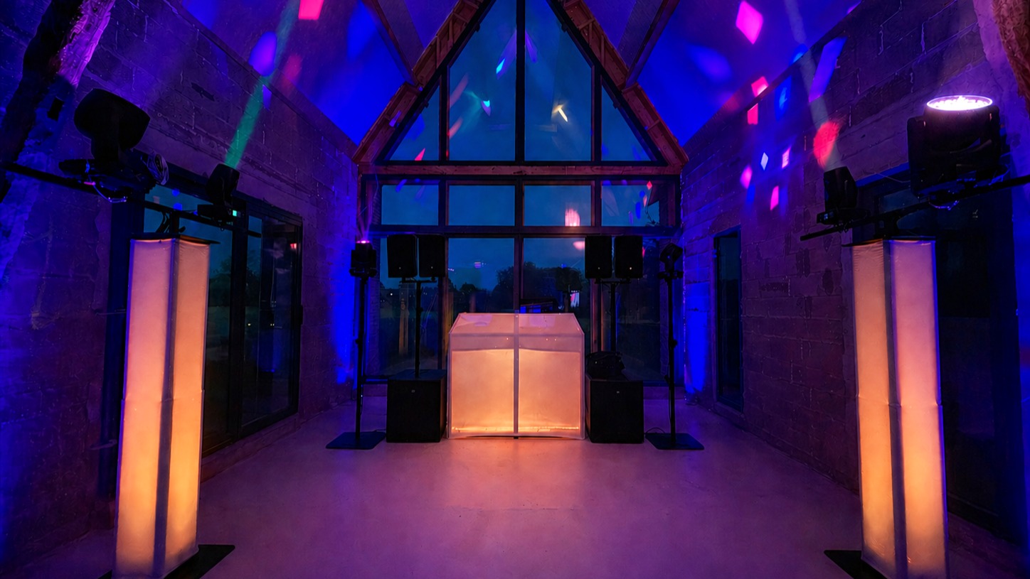 Installation DJ et mise en lumière bleue en salle de réception