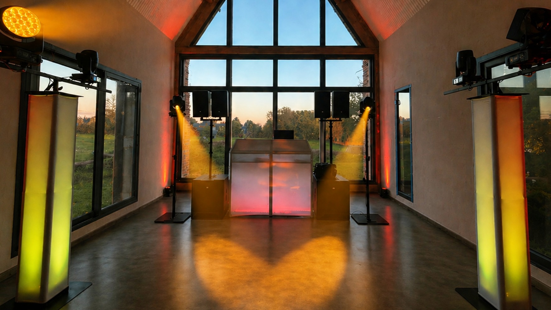 Installation DJ en lumière dorée devant une baie vitrée