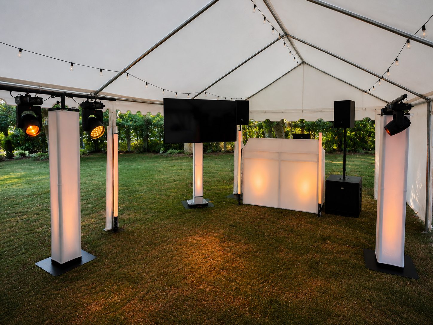 Installation DJ sous tente pour réception en extérieur